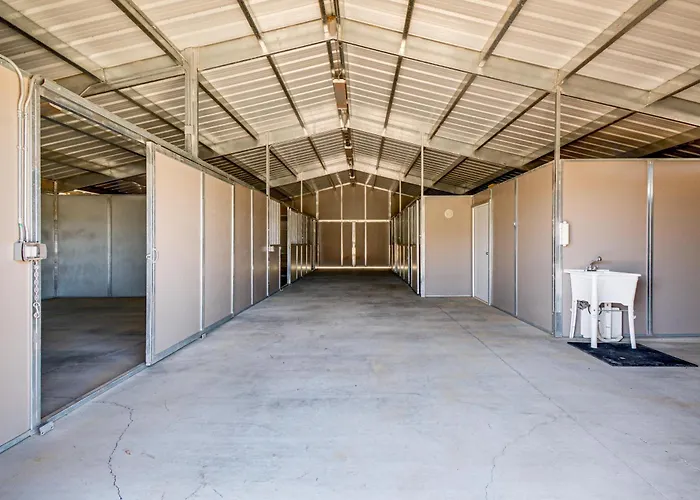 Equine-friendly Stay: Horse Stable Access, Hot Tub