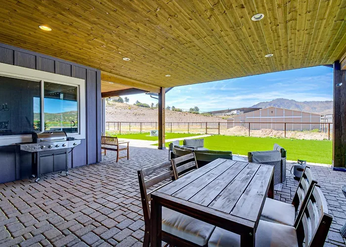 Equine-friendly Stay: Horse Stable Access, Hot Tub
