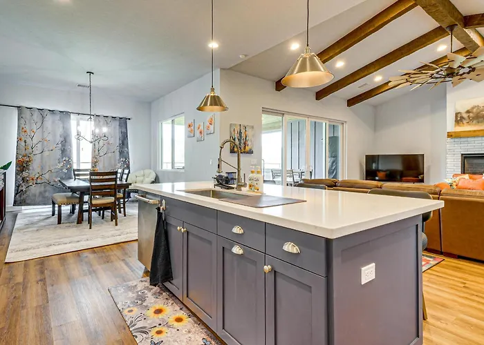 Equine-friendly Stay: Horse Stable Access, Hot Tub Prescott