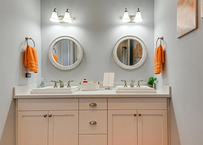 Equine-friendly Stay: Horse Stable Access, Hot Tub *