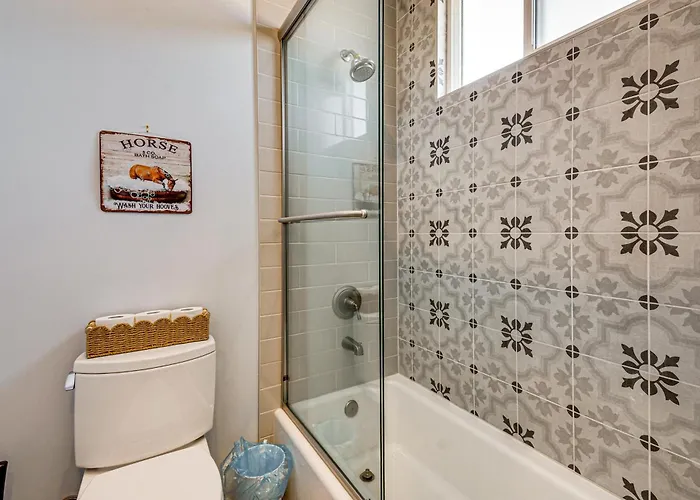 Equine-friendly Stay: Horse Stable Access, Hot Tub Prescott