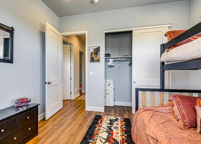 Equine-friendly Stay: Horse Stable Access, Hot Tub *