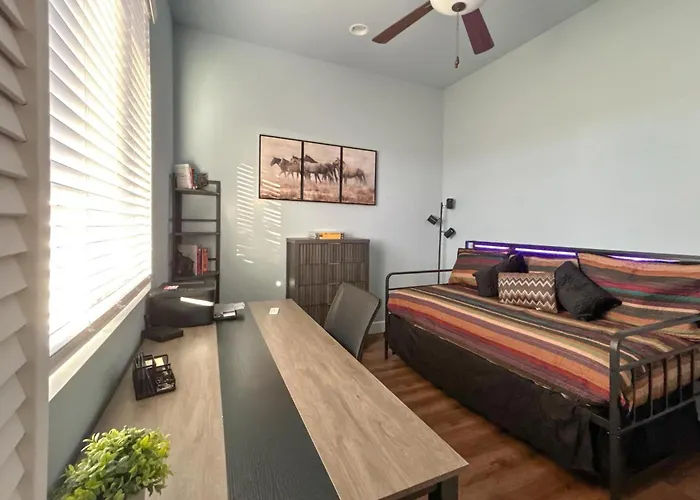Dom wakacyjny Equine-friendly Stay: Horse Stable Access, Hot Tub