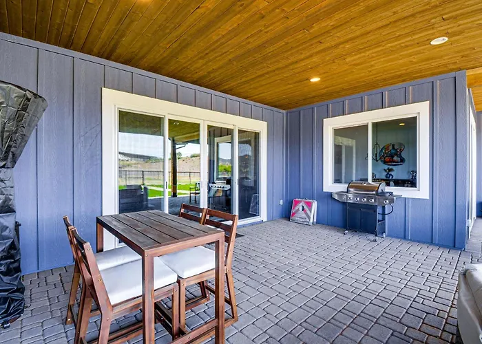 Equine-friendly Stay: Horse Stable Access, Hot Tub