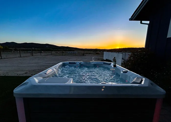 Dom wakacyjny Equine-friendly Stay: Horse Stable Access, Hot Tub *