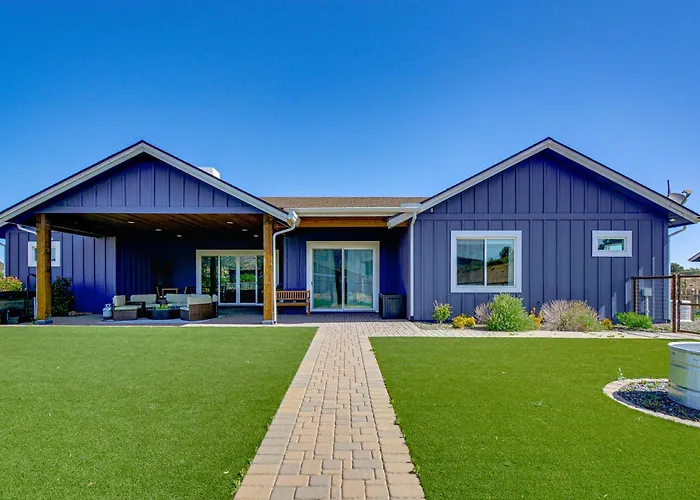 Equine-friendly Stay: Horse Stable Access, Hot Tub *