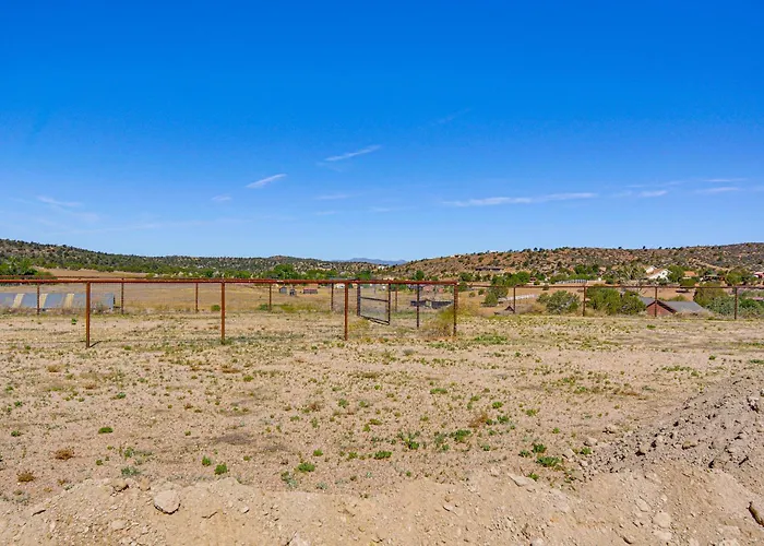 Equine-friendly Stay: Horse Stable Access, Hot Tub Prescott