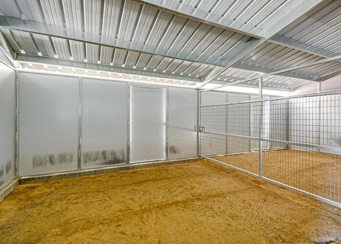 Equine-friendly Stay: Horse Stable Access, Hot Tub